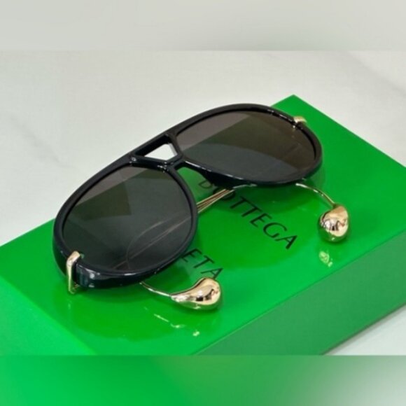 Golden Aviator Sunglasses for a Polished Look - Picture 5 of 5